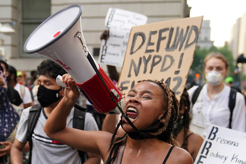 Нью-Йорк, Манхэттен: протестующие требуют лишить полицию финансирования