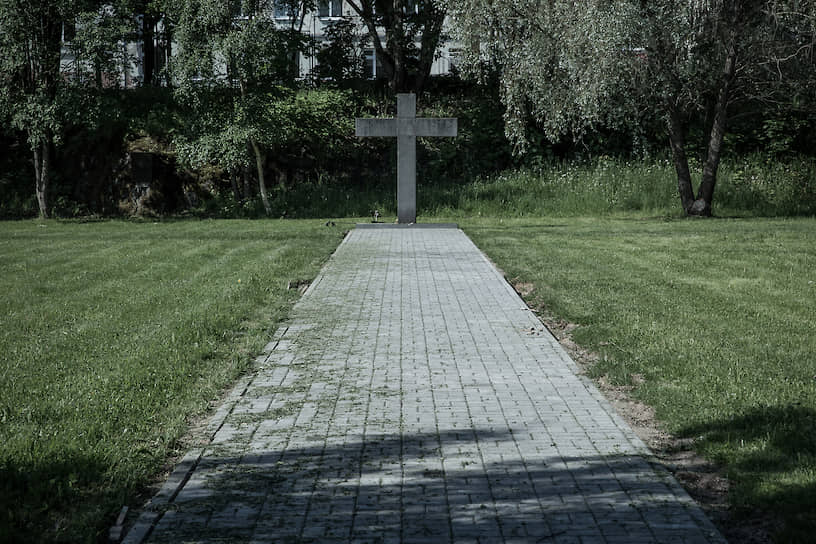 Старинное финское кладбище напротив дома Нины Викторовны Бойко. Памятники с кладбища убрали в 60-х годах, 5 лет назад поставили мемориальный крест