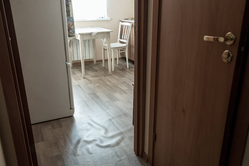 В доме, который был сдан всего год назад, из-за сырости и плесени отслаиваются линолеум и обои