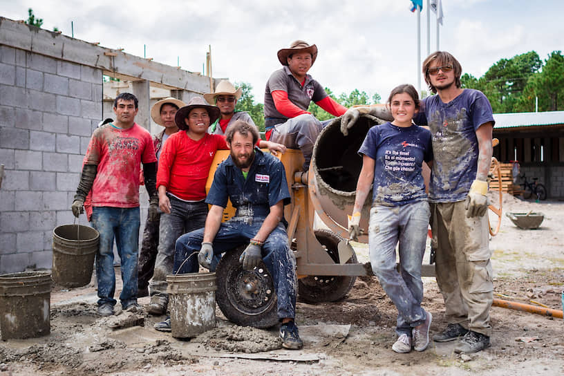 В строительстве клиники в Гватемале активно участвовали и местные жители