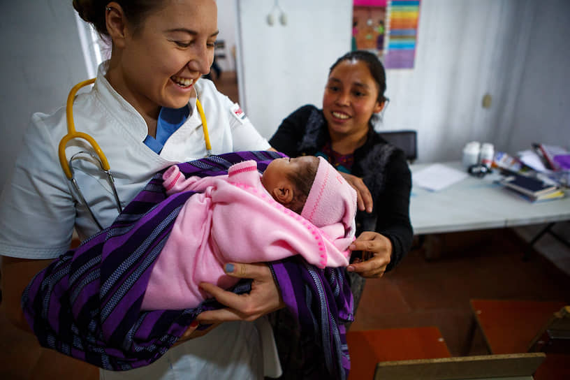 Виктория Валикова в Гватемале со своими пациентами