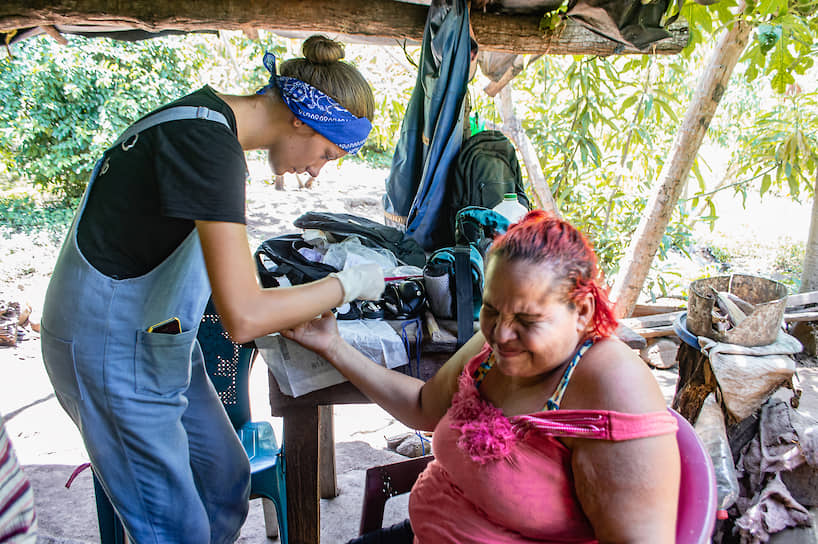 Волонтер во время процедур в клинике в Никарагуа
