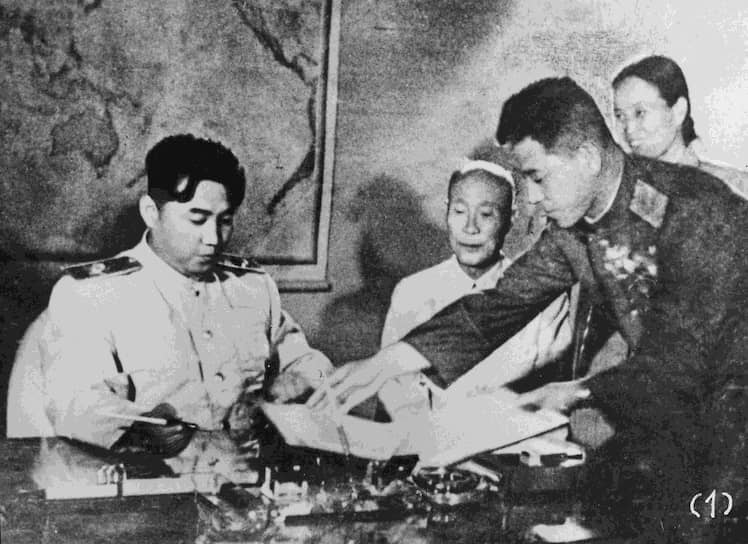 27 июля 1953 года. Ким Ир Сен (слева) подписывает Корейское соглашение о перемирии