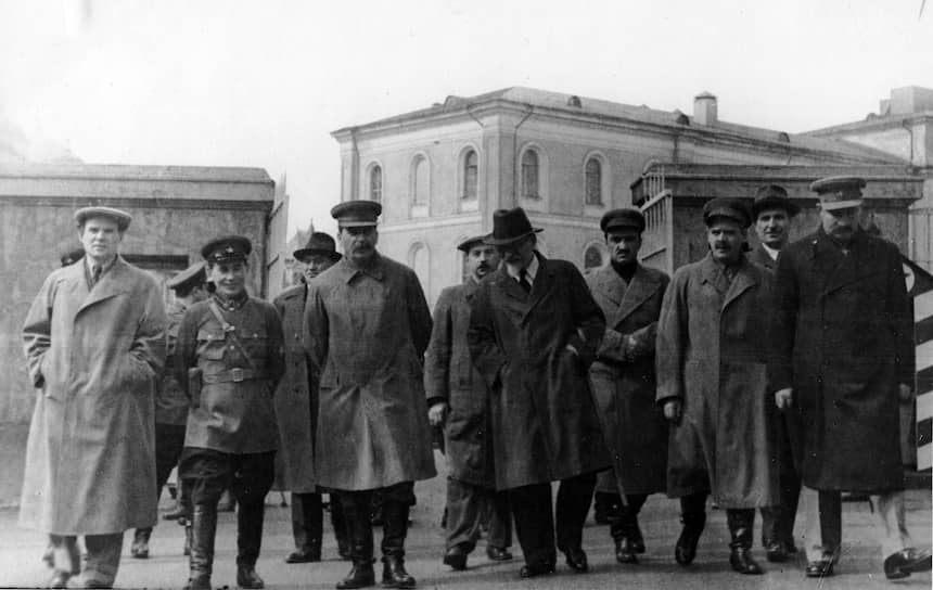 1 мая 1937 года. Сталин, Ежов и товарищи перед первомайской демонстрацией