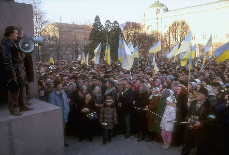 Этому фото уже больше 30 лет: февраль 1990-го, Львов, митинг в поддержку украинского суверенитета. Мечты сбылись. Или не сбылись?