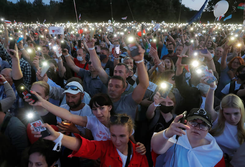 Митинг, собранный оппозицией в Минске 30 июля, стал рекордным по масштабам за последние годы — поддержать альтернативных кандидатов пришло более 34 тысяч человек