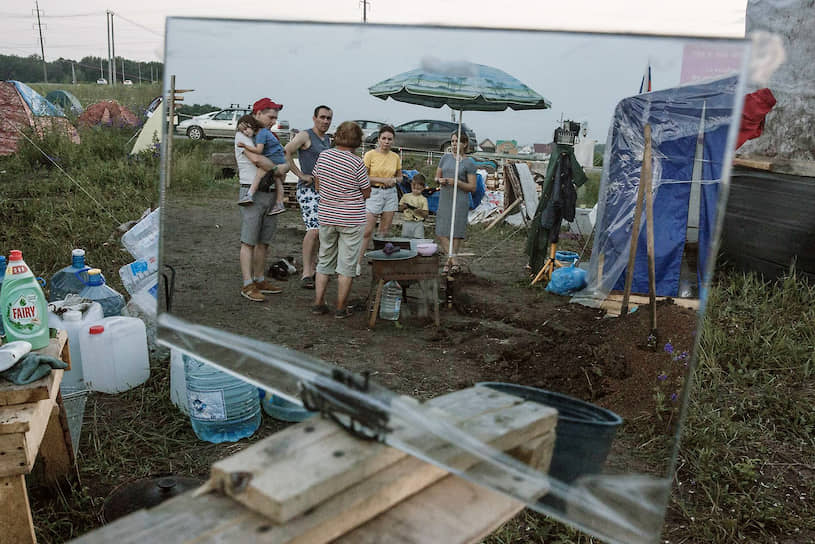Участники лагеря натянули 25 палаток и два шатра, установили туалеты, скамейки, столики, привезли дрова, оборудовали пищеблок
