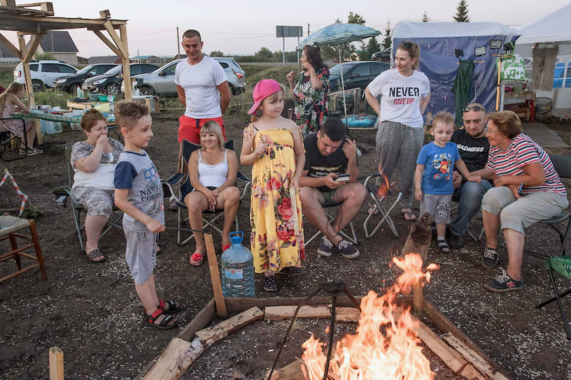 В лагере постоянно находится от 10 до 30 человек, а к вечеру поддержать их приезжают родственники и друзья