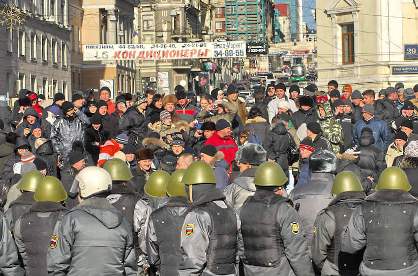 Жители Владивостока массово выходили на улицы в 2008-м, когда без учета специфики региона были приняты решения по праворульным автомобилям. «Купировать» протесты пришлось завезенным омоновцам