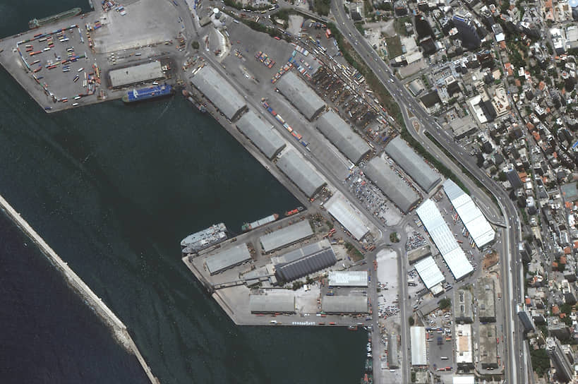 Спутниковый снимок показывает, как выглядел порт города до взрыва