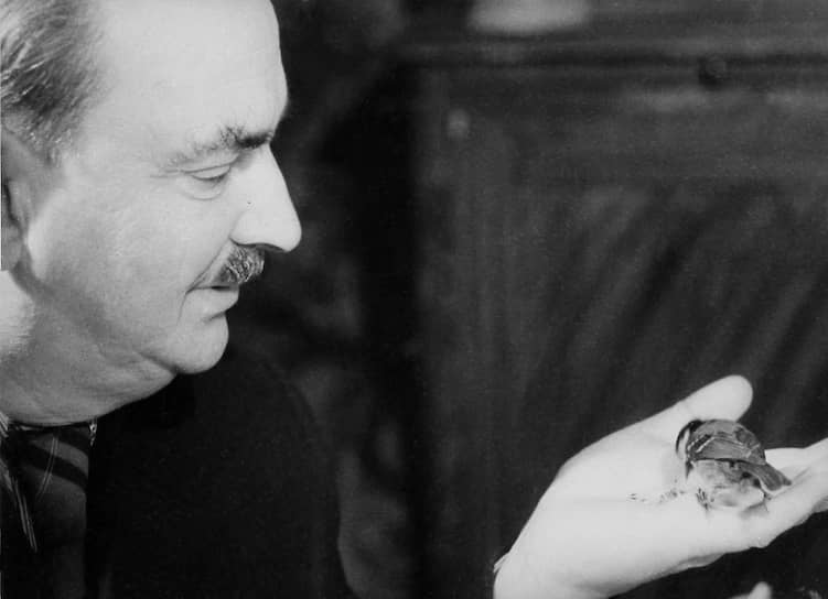 Писатель Виталий Бианки с любимой синичкой Тинь-тинь. Опубликовано в «Огоньке» № 11 за 1954 год
