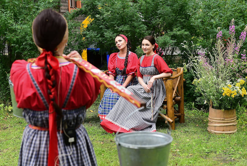 Фольклорный ансамбль города Няндома встречает гостей фестиваля