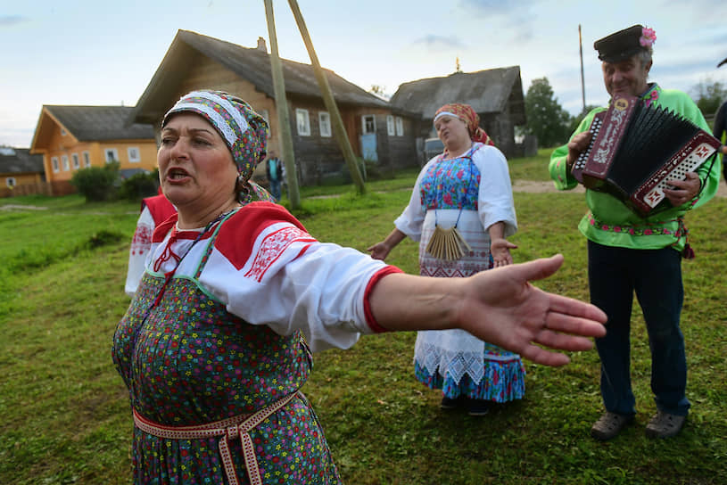 Выступление фольклорного ансамбля в деревне Погост было весьма жизнеутверждающим