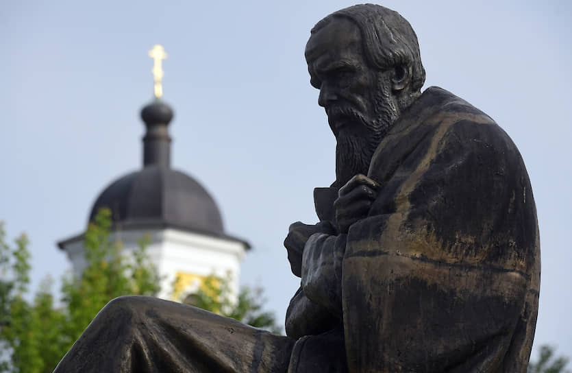 Памятник Федору Достоевскому в Старой Руссе открыли к 180-летию писателя в 2001 году