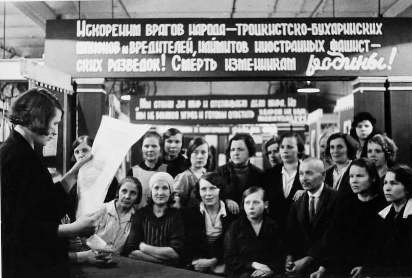 А это 1930-е годы: Москва, митинг на московской фабрике «Красное знамя», посвященный обсуждению обвинительного приговора «троцкистскому центру»
