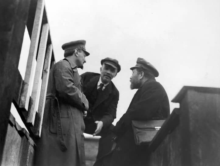 Май 1920 года: Ленин беседует с Троцким и Каменевым после выступления перед красноармейцами, отправляющимися на польский фронт