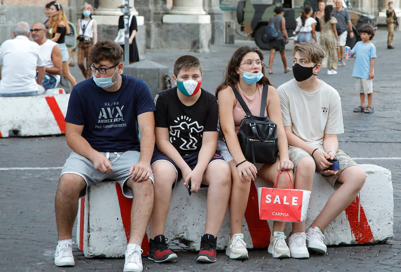 Итальянцы ждали отпускной сезон. Некоторые даже пытались носить маски