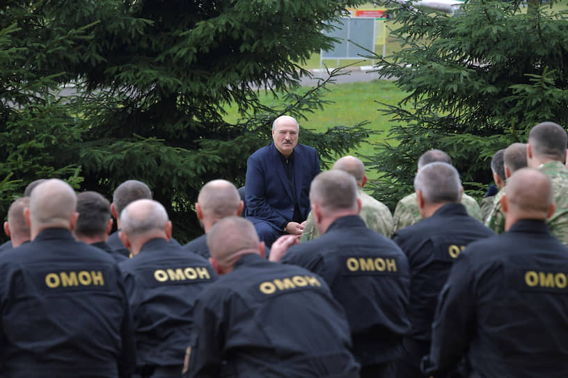 Александр Григорьевич Лукашенко (в центре) встречается с коллективом силовиков