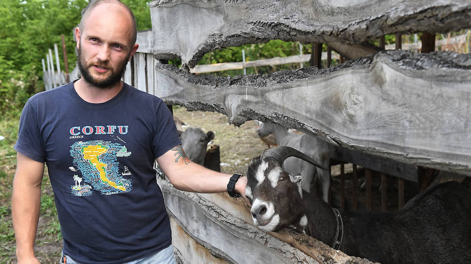 Сергей Клочков благодаря щедрым соседям стал хозяином небольшого козьего стада