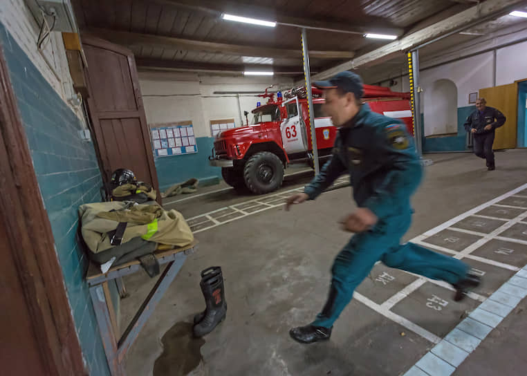 Каждый день у хвалынских пожарных проводятся различные учения, на которых поддерживаются и отрабатываются их действия во время пожаров