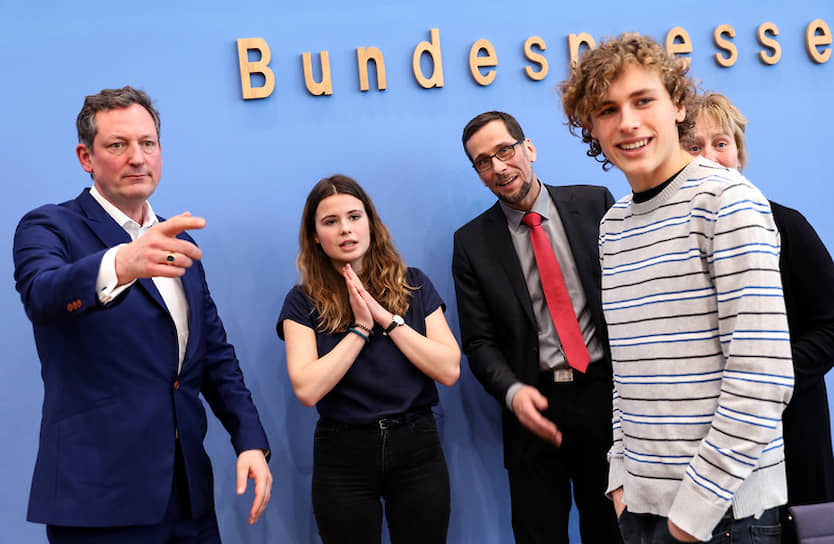 20-летний Якоб Блазель (на фото справа) пришел в политику из команды поддержки Греты Тунберг. Теперь он намерен шагнуть в депутаты Бундестага