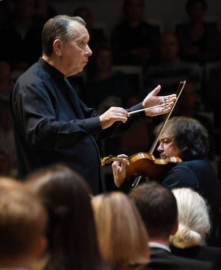 Дирижер Михаил Плетнев (слева) и скрипач Сергей Крылов во время концерта