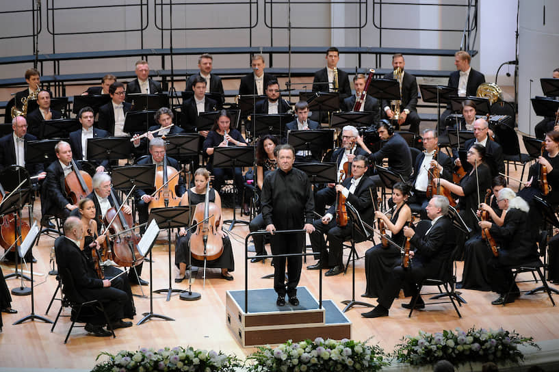 Российский национальный оркестр под управлением Михаила Плетнева (в центре)
