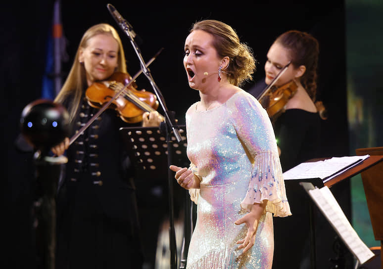Оперная певица Юлия Лежнева во время выступления на фестивале
