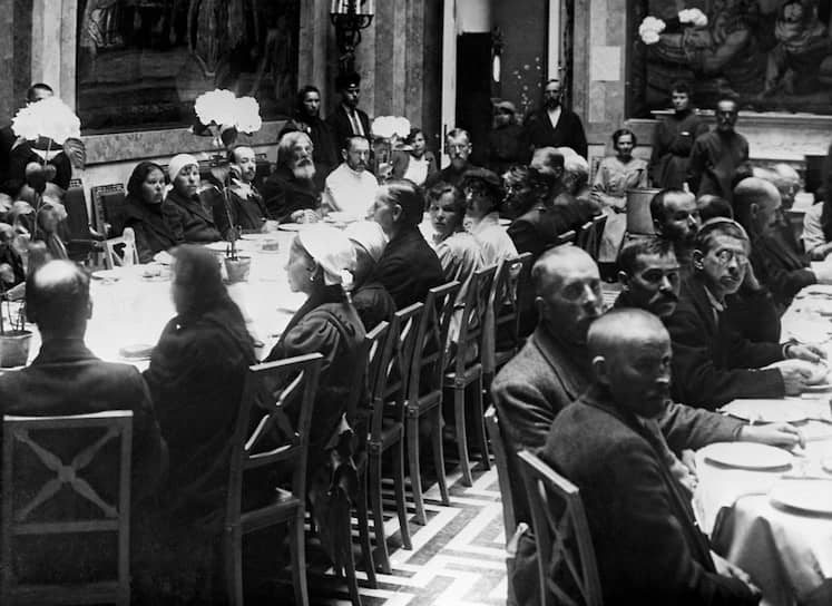 Петроград, май 1920 года. В столовой одного из первых «рабочих домов отдыха» для ответственных товарищей