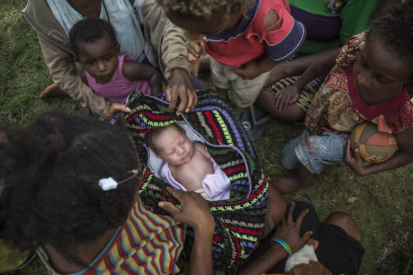 Новорожденный ребенок в «билуме» — традиционной сумке, которую женщины Папуа — Новой Гвинеи используют для переноски всего — от фруктов и овощей до маленьких детей