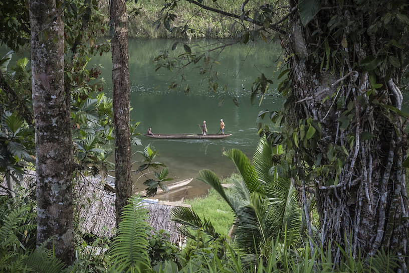 Каноэ — самый популярный способ передвижения по озеру Кутубу