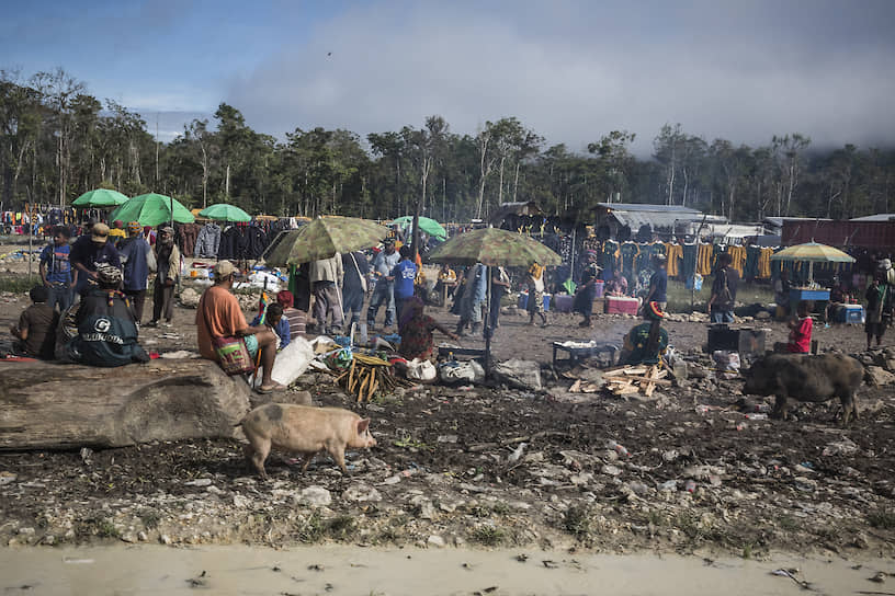 На рынке возле горнорудного лагеря Ридж в районе Моро провинции Южное Нагорье. Добыча нефти привлекла многих людей: они перебираются поближе к лагерям, где надеются найти работу. При этом, как говорят экспаты-управляющие, работают папуасы очень плохо