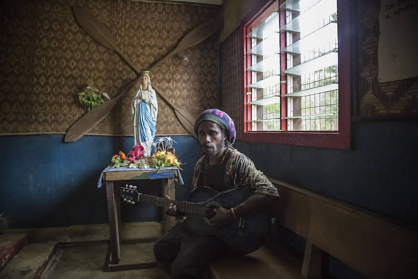 В деревне Тугири — католический приход. Доминик Фрэнсис (30 лет) играет здесь на гитаре