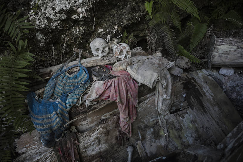 Человеческие черепа и кости на «плес матмат» — местном кладбище на одном из сакральных островов на озере Кутубу