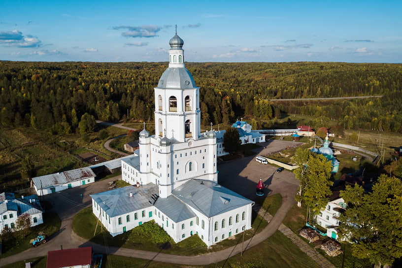 60-метровая колокольня Троице-Стефано-Ульяновского мужского монастыря была построена в конце XIX века
