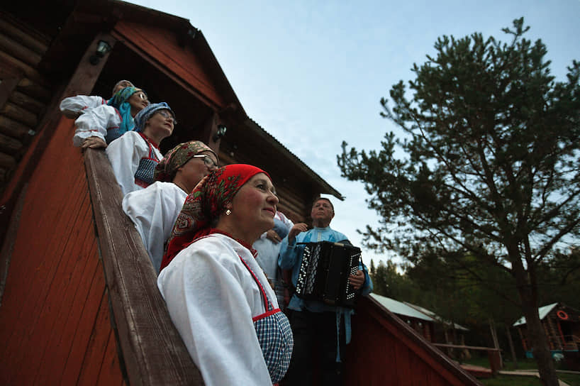 Участницы фольклорного ансамбля у гостевой усадьбы в Усть-Куломе