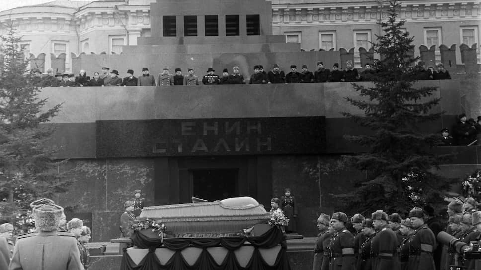 Мавзолей был усыпальницей двух вождей недолгое время. Но официально «Мавзолеем Ленина — Сталина» числится до сих пор