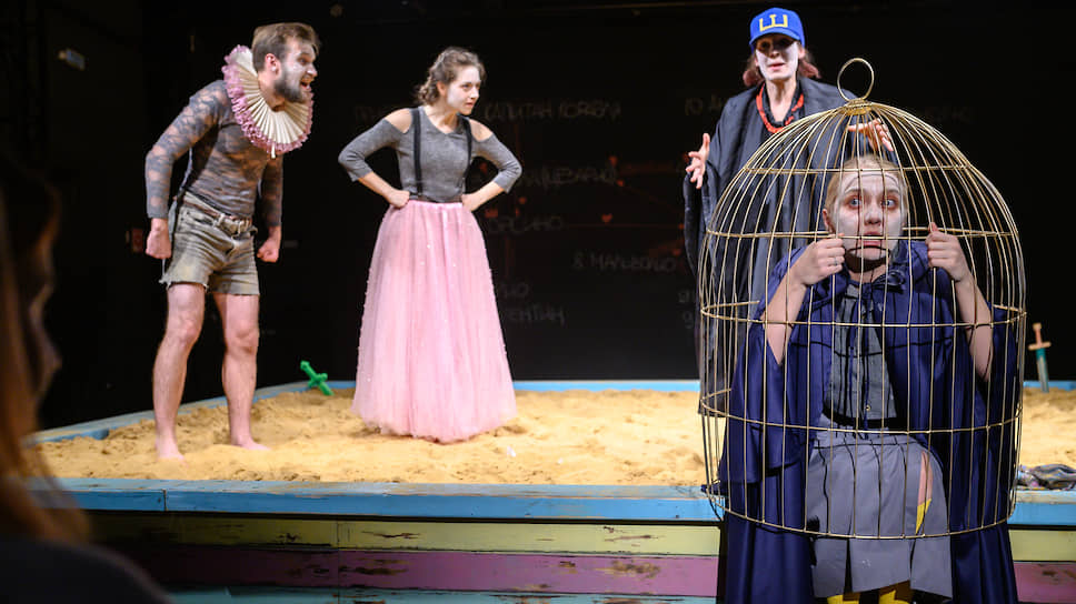 Комедия Шекспира буквально разыгрывается в песочнице («Двенадцатая ночь, или Как угодно», Никитинский театр)
