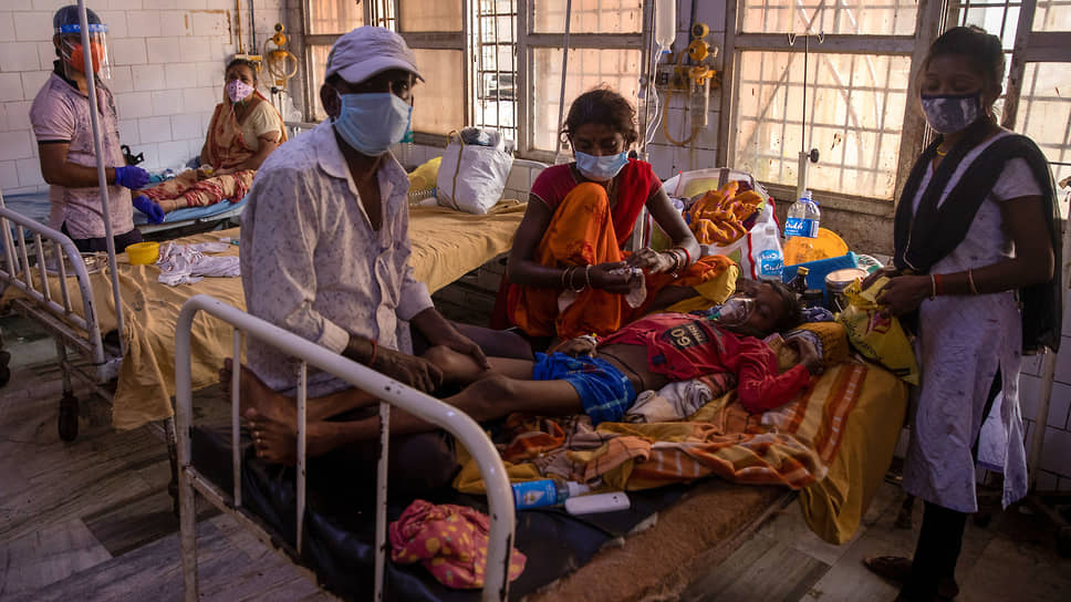 А так выглядят будни: палата неотложной помощи в разгар пандемии в госпитале Медицинского колледжа в Бхагалпуре, к больному диабетом пустили родственников
