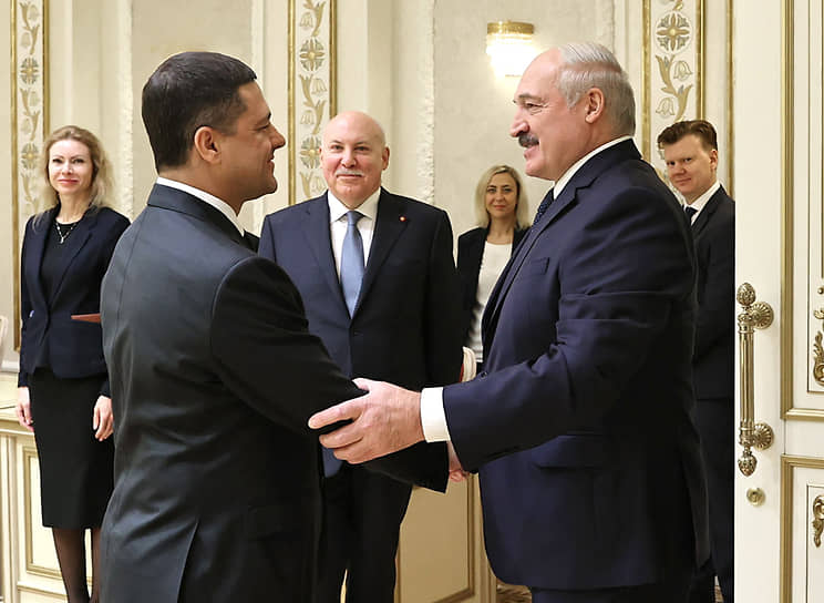 Что касается президента Александра Лукашенко, то его конкретика — отношения с российскими регионами. На фото — с губернатором Псковской области Михаилом Ведерниковым