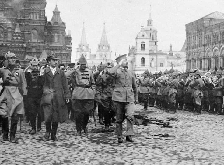 Для Льва Троцкого (он принимает парад на Красной площади в 1921 году) поддерживать «баланс отношений» между командирами и комиссарами в воинских частях было не просто