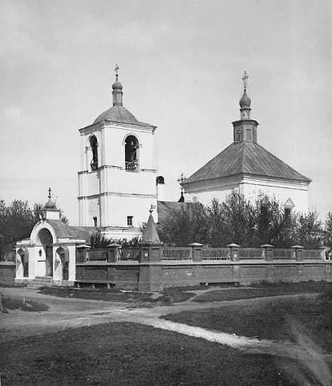 Некоторые утраты середины 1950-х, когда памятники охраняли строители. Тихвинская церковь (XVIII век) в Лужниках