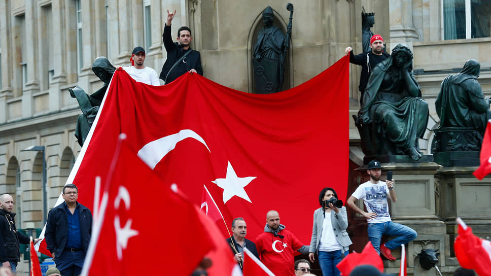 В ФРГ — самая большая турецкая община за пределами Турции. И она, предупреждают спецслужбы, «живет в параллельном мире, который все быстрее отдаляется от немецкого»
