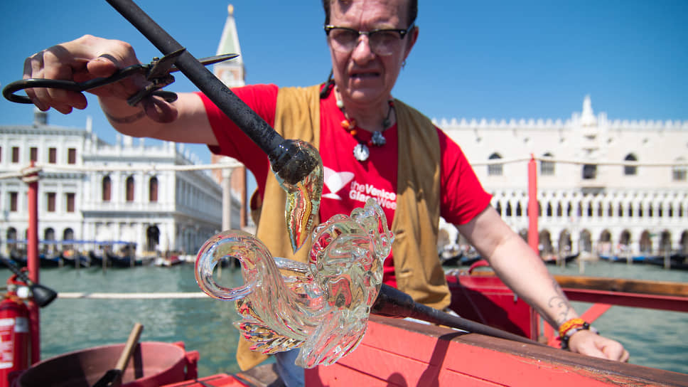 Баржа с плавильной печью курсировала по главному каналу Венеции. Стеклянное чудо творилось на глазах у зрителей
