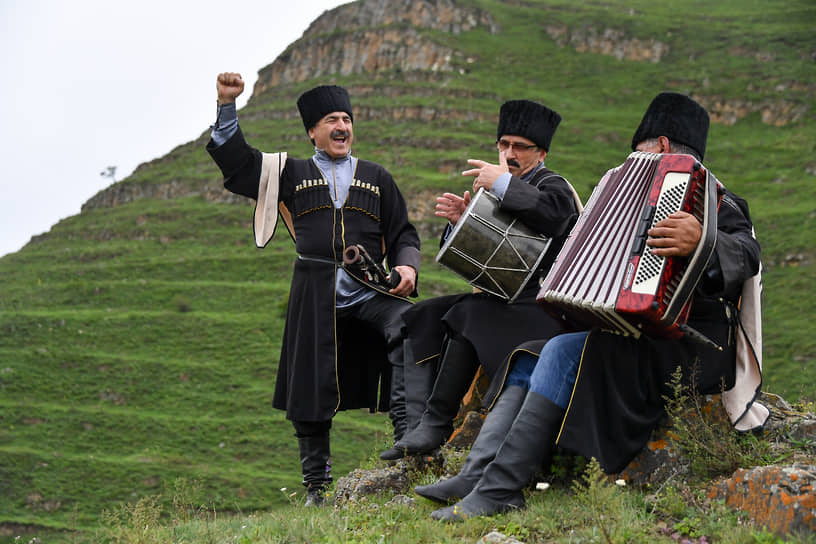Веселиться в Дагестане умеют — в национальных нарядах, с музыкой