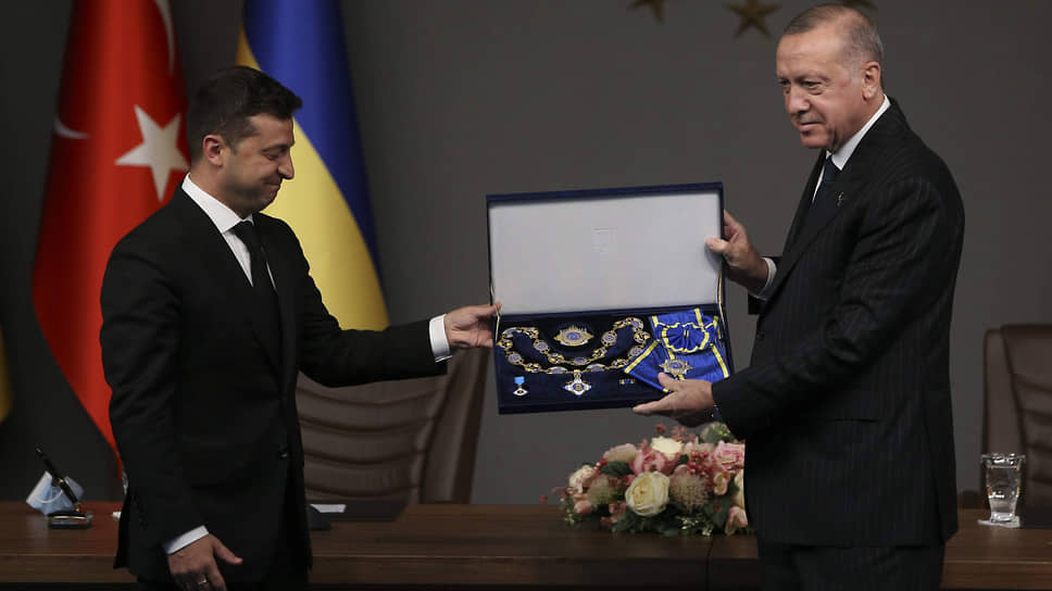 Президент Украины Зеленский привез в Стамбул президенту Турции Эрдогану высшую награду страны — орден Ярослава Мудрого