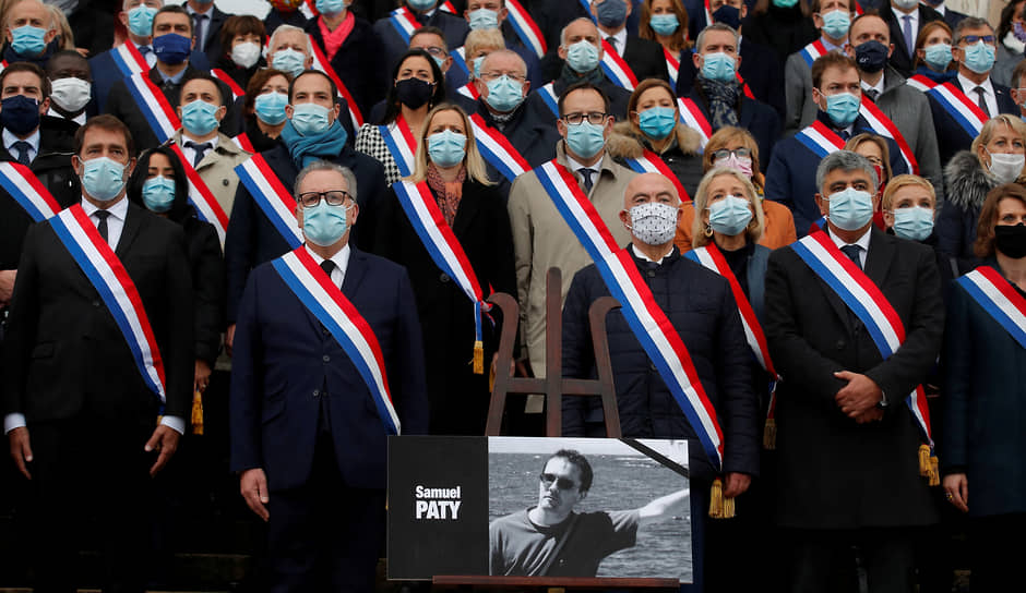 Убийство учителя истории всколыхнуло всю Францию. Депутаты Национальной ассамблеи почтили его память минутой молчания (портрет самого Самюэля Пати — внизу кадра)