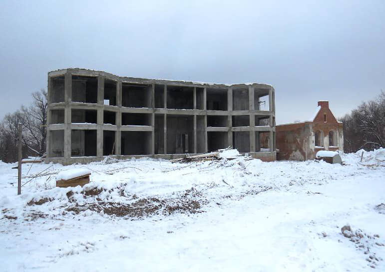 Первый советский нарком иностранных дел Георгий Чичерин, вероятно, очень удивился бы, увидев дом своего дяди в тамбовской усадьбе «Караул» отстроенным в бетоне. Фото 2017 года, в начале «реставрации»