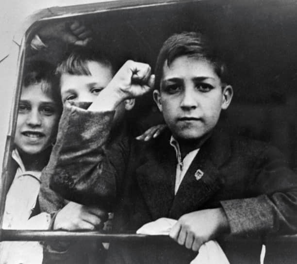 23 июня 1937 года. На пароходе «Сантай» в Ленинград прибыла первая группа детей из Испании — 1498 человек