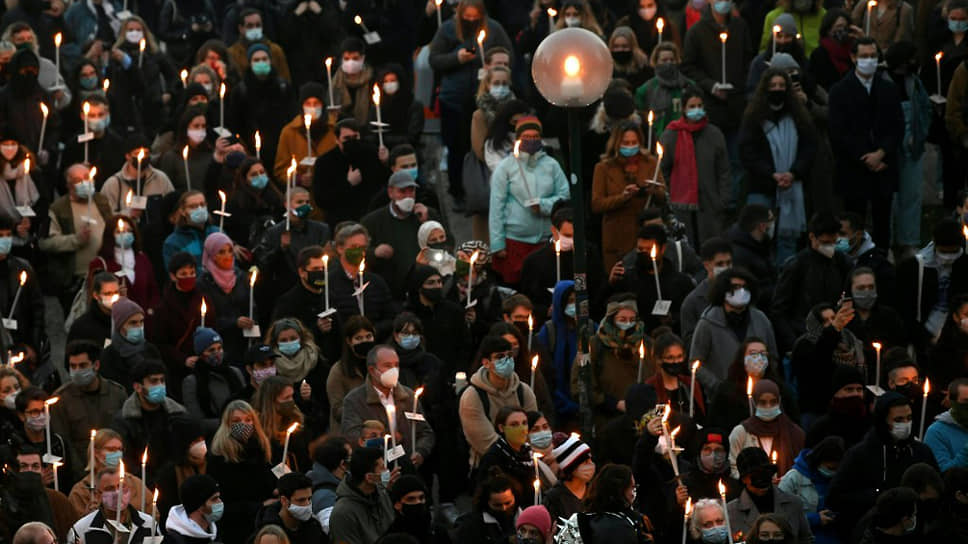 Жители Вены вышли почтить память на улицы, когда это разрешила полиция. Но вопросы к властям у них остаются